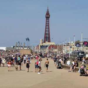Blackpool Seaside Hotel - Comfortable - Double, King & Super King Beds -